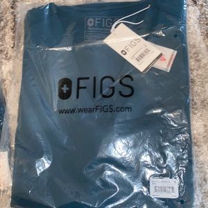 NWT Figs Casma Three pocket top
